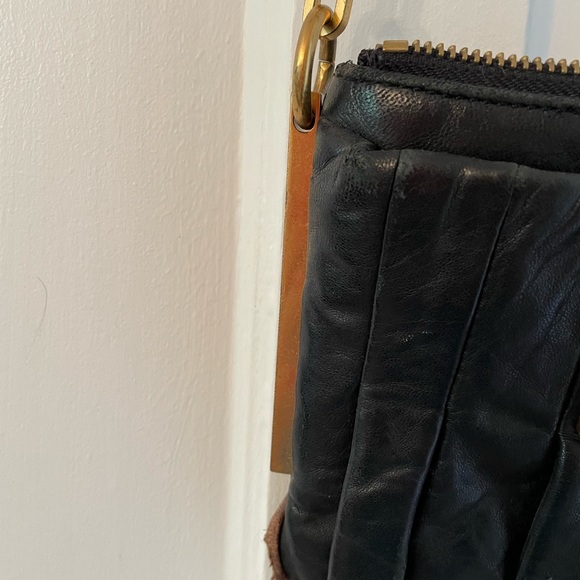 Black leather MARC JACOBS crossbody bag with gorgeous gold chain strap - Picture 3 of 6
